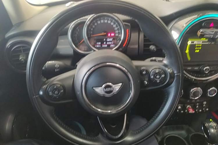 Used MINI 2016 1.5T COOPER Five-Door Edition Steering Wheel