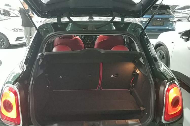 Used MINI 2016 1.5T COOPER Five-Door Edition Trunk
