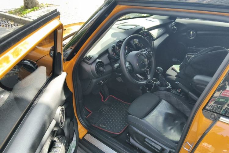 Used MINI 2016 1.5T COOPER Pioneer Edition Five-Door Model Driver Seat