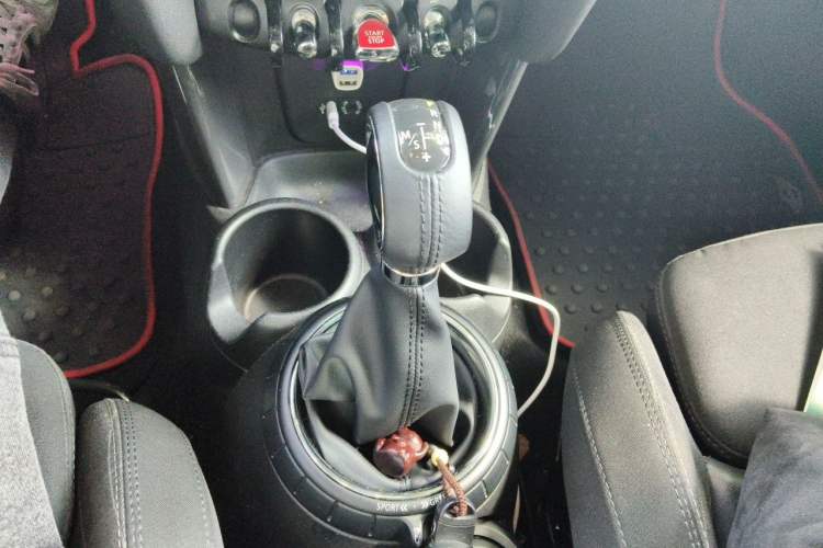 Used MINI 2016 1.5T COOPER Pioneer Edition Five-Door Model Gear Lever