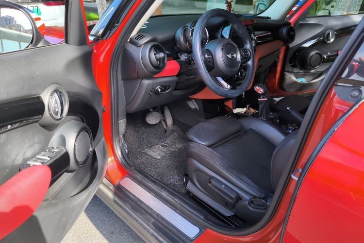Used MINI 2016 1.5T COOPER Pioneer Edition Five-Door Model Driver Seat