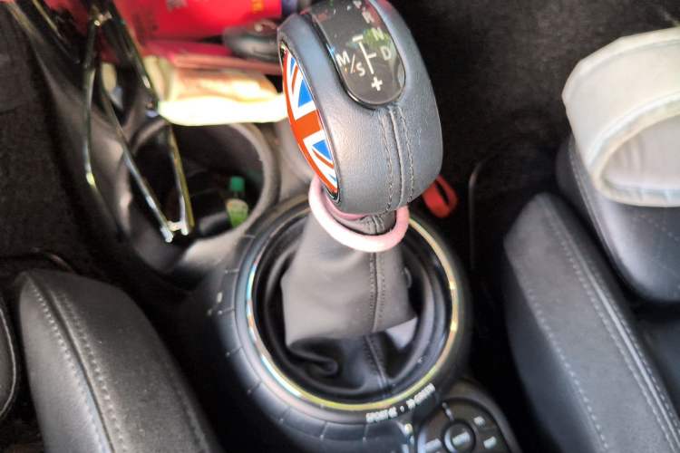 Used MINI 2016 1.5T COOPER Pioneer Edition Five-Door Model Gear Lever