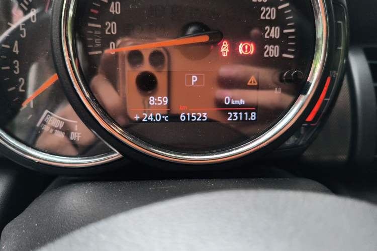 Used MINI 2016 1.5T COOPER Performance Edition Odometer Close Up