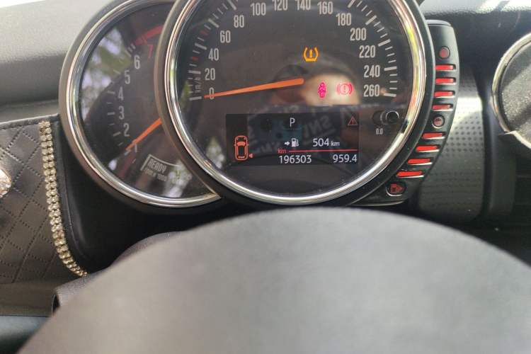 Used MINI 2016 1.5T COOPER Five-Door Edition Odometer Close Up