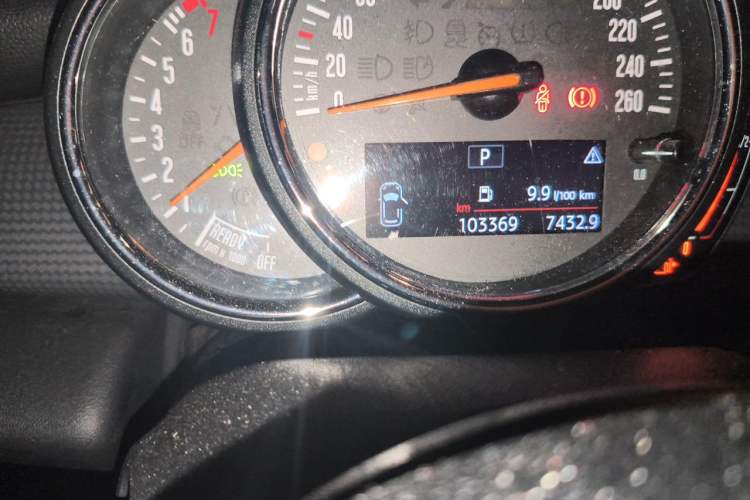 Used MINI 2016 1.5T COOPER Five-Door Edition Odometer Close Up