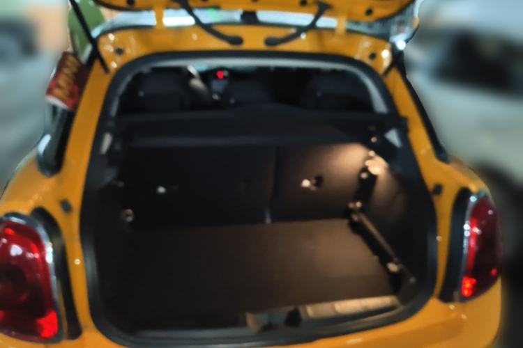 Used MINI 2016 1.5T COOPER Five-Door Edition Trunk