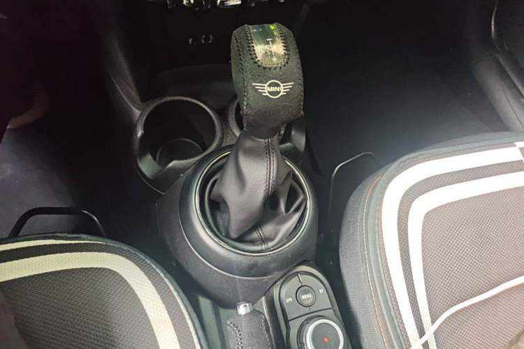 Used MINI 2016 1.2T ONE Pioneer Edition Gear Lever
