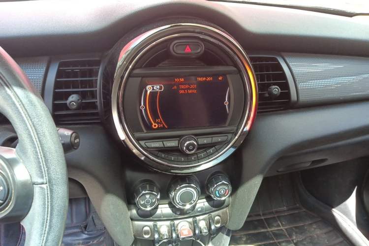 Used MINI 2016 1.5T COOPER Five-Door Edition Audio And AC Panel