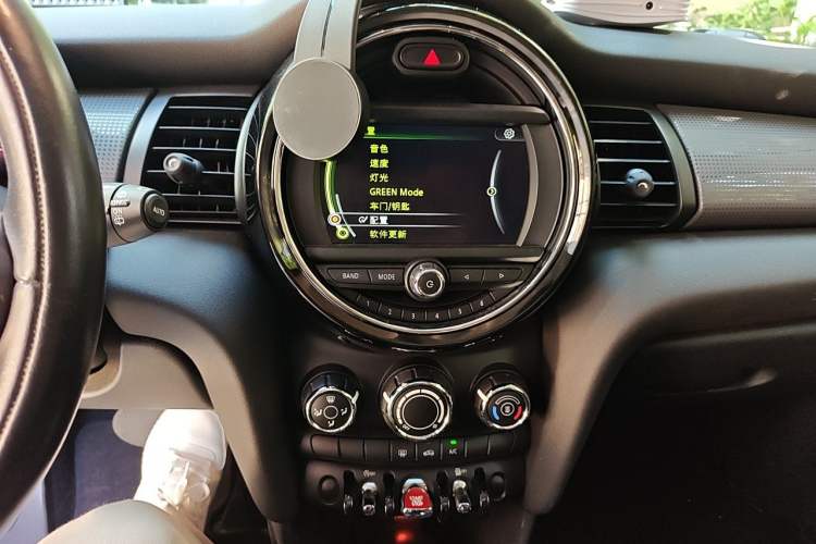 Used MINI 2016 1.5T COOPER Five-Door Edition Audio And AC Panel
