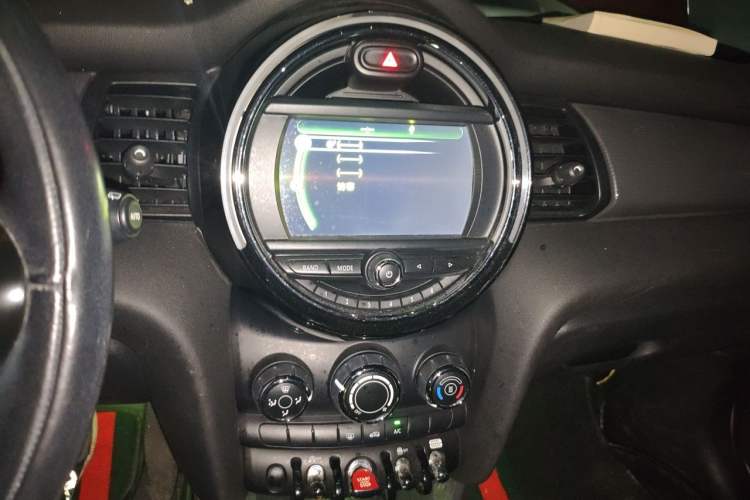 Used MINI 2016 1.5T COOPER Five-Door Edition Audio And AC Panel
