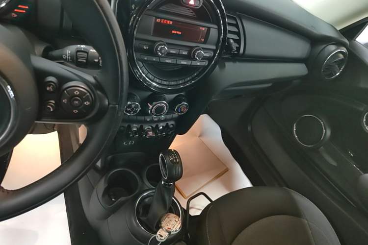 Used MINI 2016 1.2T ONE Pioneer Edition Audio And AC Panel