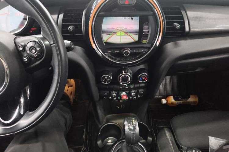 Used MINI 2016 1.5T COOPER Five-Door Edition Audio And AC Panel