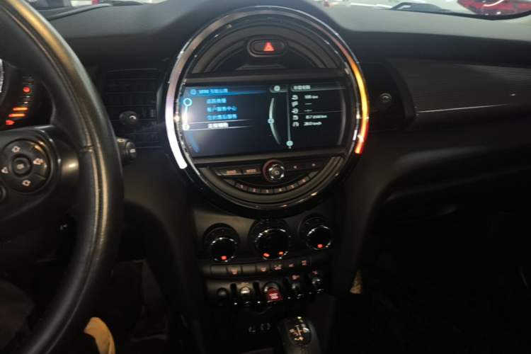 Used MINI 2016 1.5T COOPER Performance Edition 5-door version Audio And AC Panel