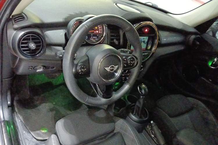 Used MINI 2016 1.5T COOPER Pioneer Edition Five-Door Model Center Console