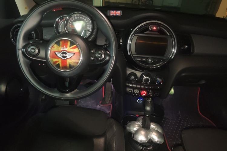 Used MINI 2016 1.5T COOPER Five-Door Edition Center Console