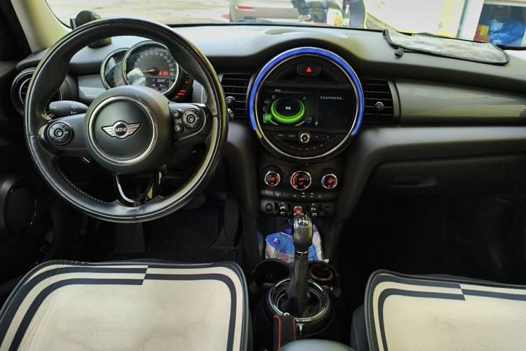 Used MINI 2016 1.5T COOPER Pioneer Edition Five-Door Model Center Console