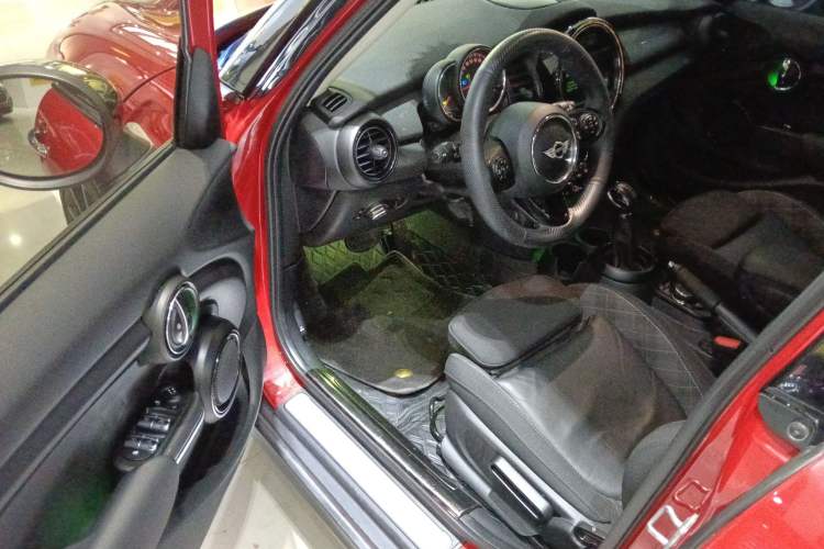 Used MINI 2016 1.5T COOPER Pioneer Edition Five-Door Model Driver Seat