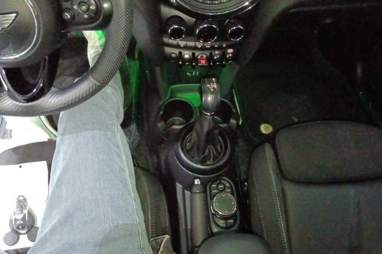 Used MINI 2016 1.5T COOPER Pioneer Edition Five-Door Model Gear Lever