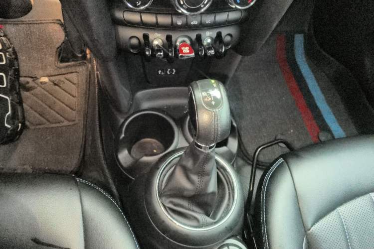 Used MINI 2016 1.2T ONE Pioneer Edition Gear Lever