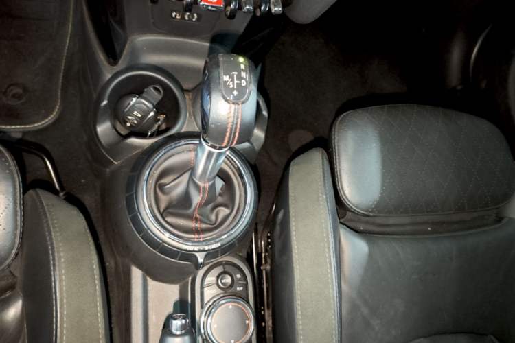 Used MINI 2016 2.0T COOPER S Pioneer Edition Five-Door Model Gear Lever