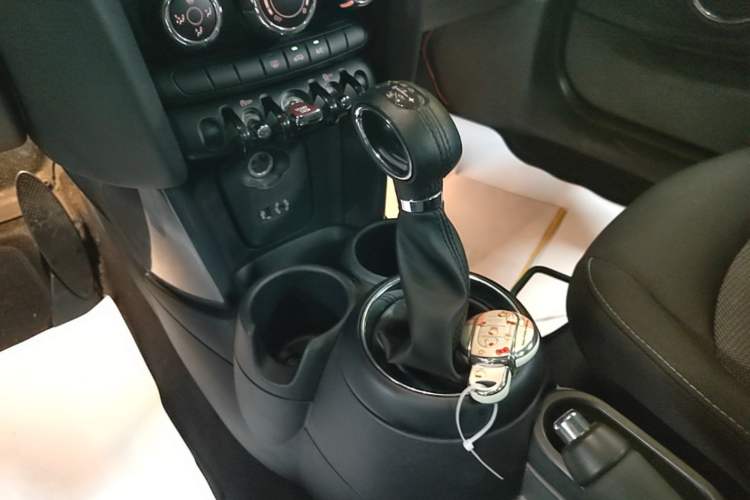 Used MINI 2016 1.2T ONE Pioneer Edition Gear Lever