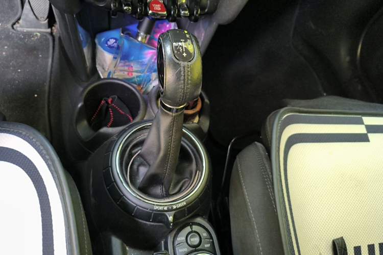 Used MINI 2016 1.5T COOPER Pioneer Edition Five-Door Model Gear Lever