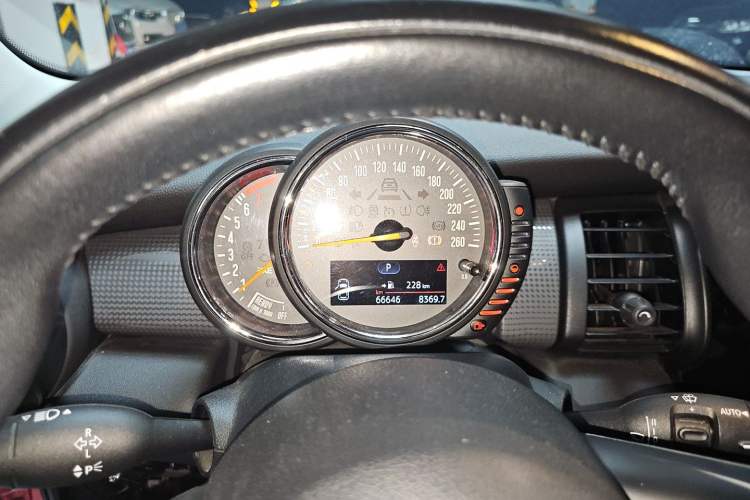 Used MINI 2016 1.5T COOPER Five-Door Edition Instrument Cluster