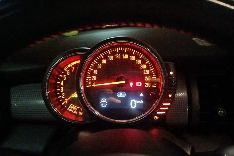 Used MINI 2016 1.5T COOPER Five-Door Edition Instrument Cluster