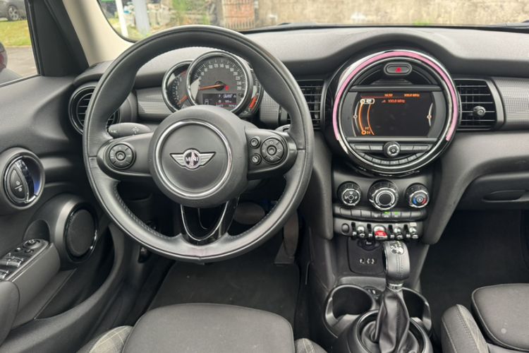 Used MINI 2016 1.5T COOPER Five-Door Edition Interior 1