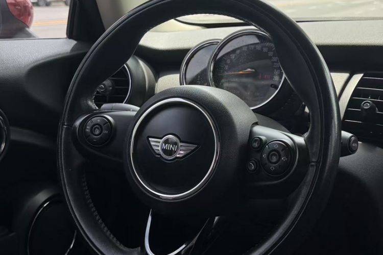 Used MINI 2016 1.2T ONE Pioneer Edition Interior 2