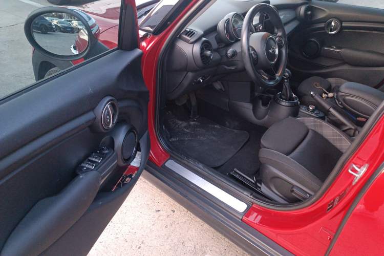 Used MINI 2016 1.5T COOPER Five-Door Edition Interior 3
