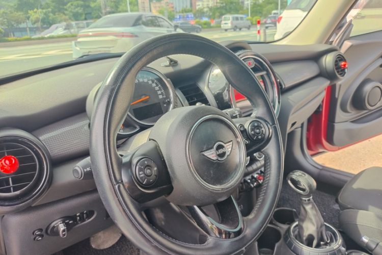 Used MINI 2016 1.5T COOPER Interior 4