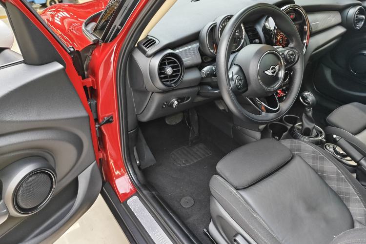 Used MINI 2016 1.5T COOPER Pioneer Edition Five-Door Model Interior 4