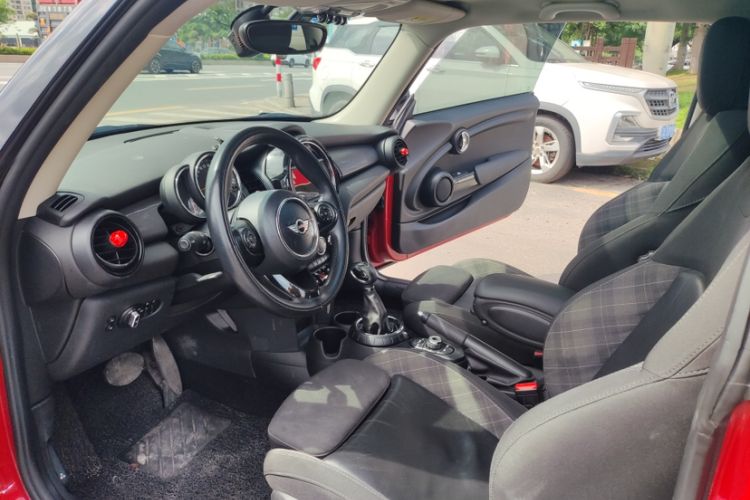 Used MINI 2016 1.5T COOPER Interior 5