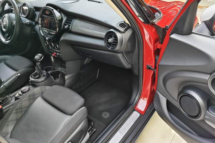Used MINI 2016 1.5T COOPER Pioneer Edition Five-Door Model Interior 7