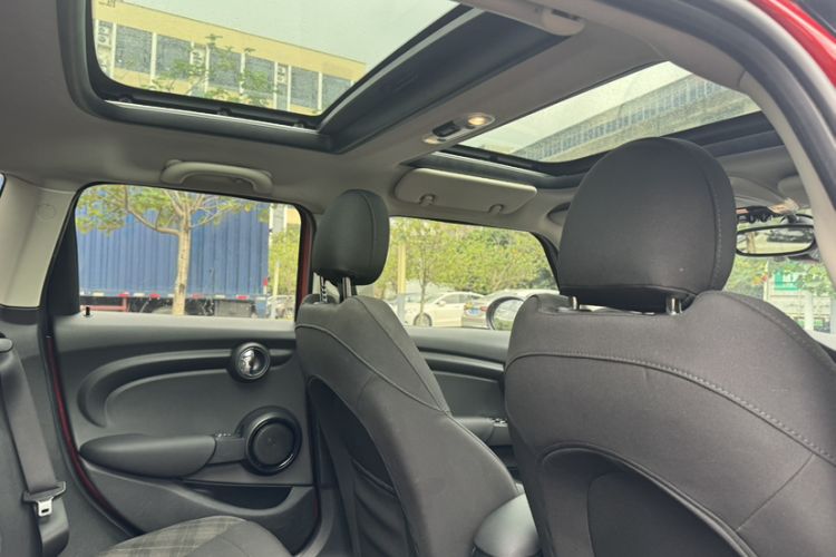Used MINI 2016 1.5T COOPER Five-Door Edition Interior 9