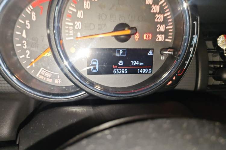 Used MINI 2016 1.5T COOPER Five-Door Edition Odometer Close Up