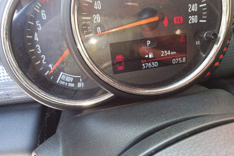 Used MINI 2016 1.5T COOPER Five-Door Edition Odometer Close Up