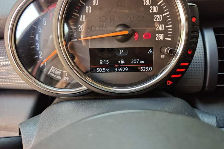 Used MINI 2016 1.5T COOPER Five-Door Edition Odometer Close Up