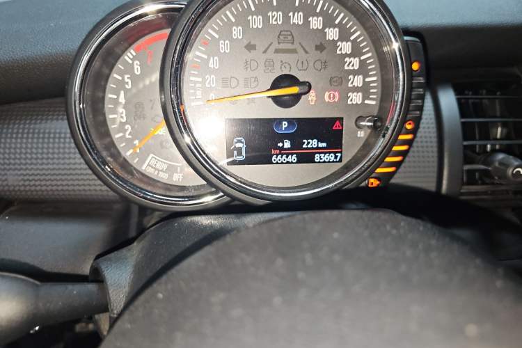 Used MINI 2016 1.5T COOPER Five-Door Edition Odometer Close Up