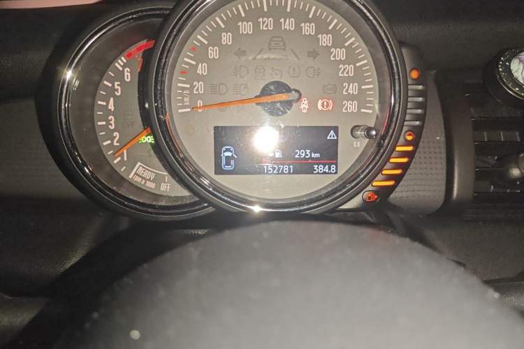 Used MINI 2016 1.5T COOPER SEVEN Odometer Close Up