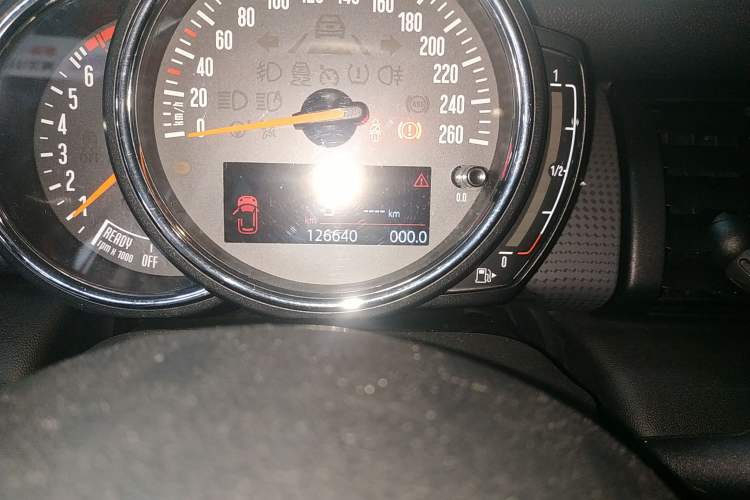 Used MINI 2016 1.5T COOPER Five-Door Edition Odometer Close Up