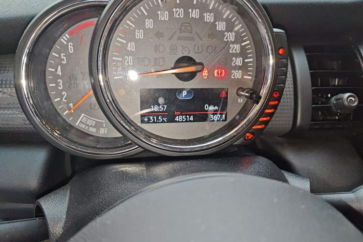 Used MINI 2016 1.5T COOPER Five-Door Edition Odometer Close Up