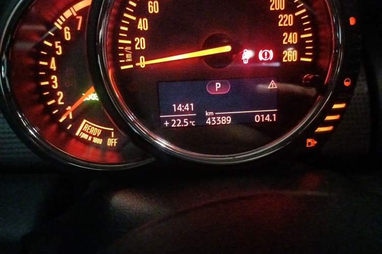 Used MINI 2016 1.5T COOPER Five-Door Edition Odometer Close Up