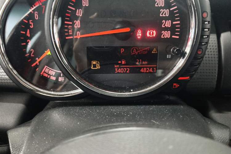 Used MINI 2016 1.5T COOPER Five-Door Edition Odometer Close Up