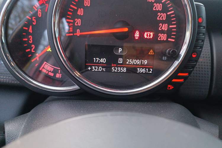 Used MINI 2016 1.5T COOPER Five-Door Edition Odometer Close Up