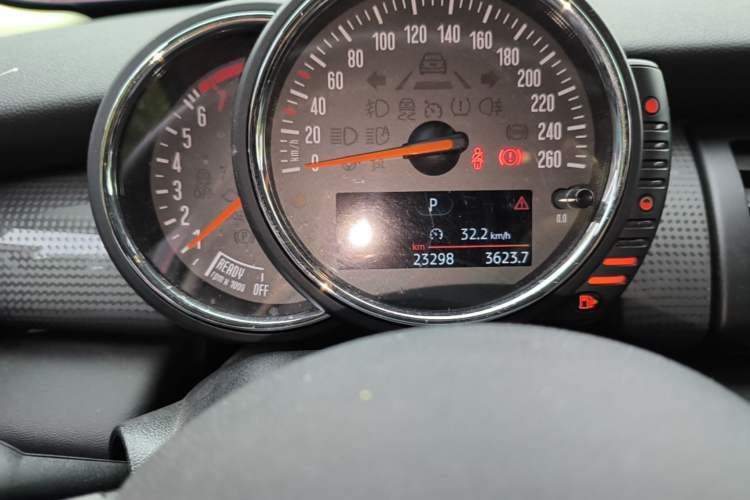 Used MINI 2016 1.5T COOPER Five-Door Edition Odometer Close Up