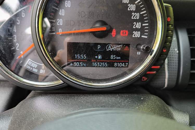 Used MINI 2016 1.5T COOPER Pioneer Edition Five-Door Model Odometer Close Up