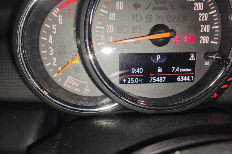 Used MINI 2016 1.5T COOPER Odometer Close Up