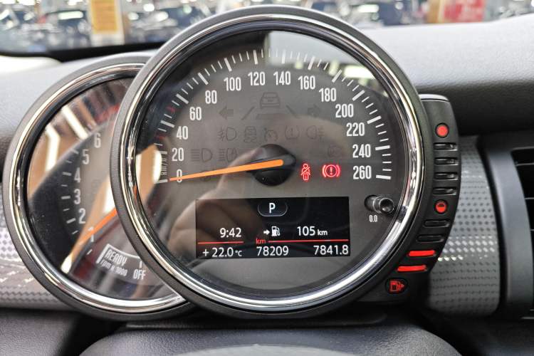 Used MINI 2016 1.5T COOPER Pioneer Edition Five-Door Model Odometer Close Up
